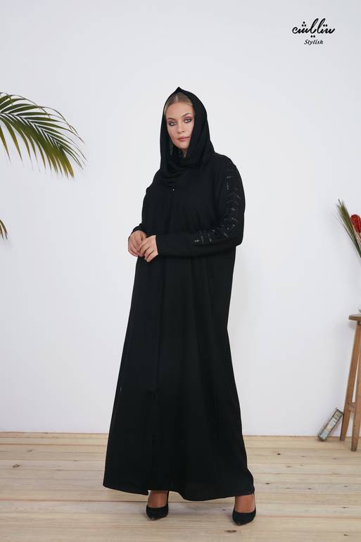 عباية ستايلش باللون الأسود بتطريز على الكم