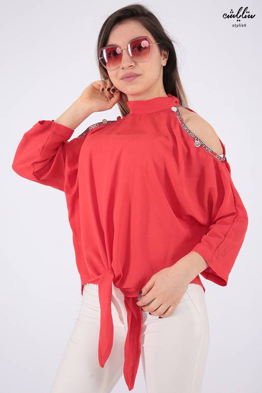 بلوزة باللون الأحمر عاري الأكتاف بكم متوسط الطول وياقة مرتفعة لإضفاء لمسة ساحرة
