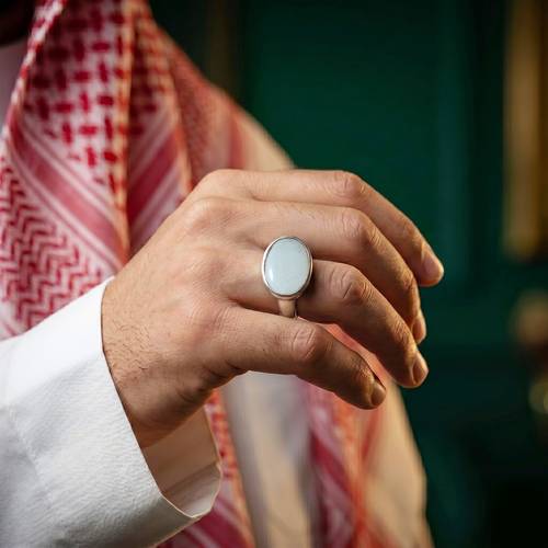 خاتم فضة ملكي مرصع بعقيق يماني أبيض طبيعي - عيار 950