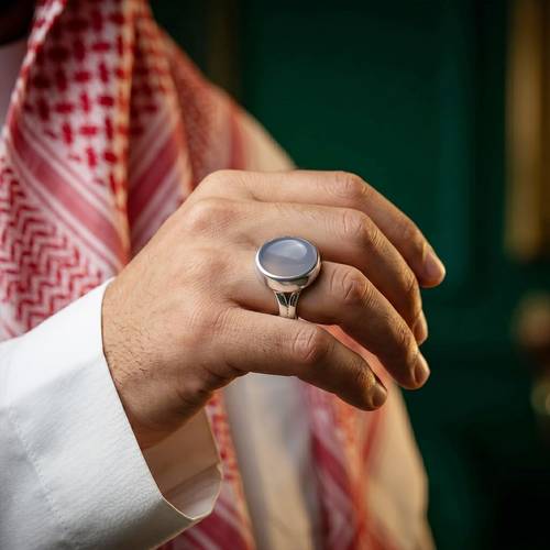 خاتم عقيق يماني لبني طبيعي بتصميم ملكي من الفضة - عيار 950
