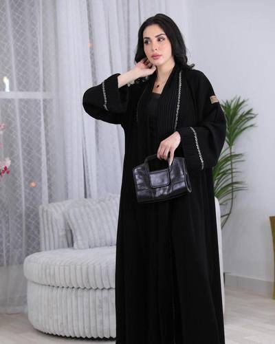 عبايةكسرات مع كلفه كرستال  بتصميم عصري