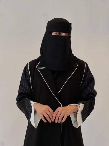 عبايه ياقه وكم مقلم مع تحديد اوف وايت