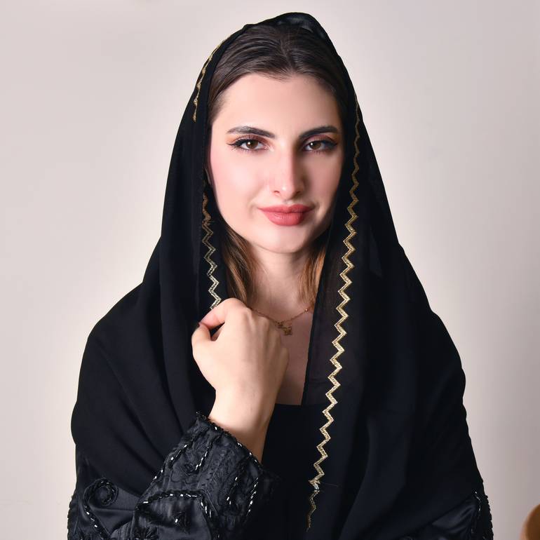 طرحة سوداء مع تطريز متموج ذهبي 