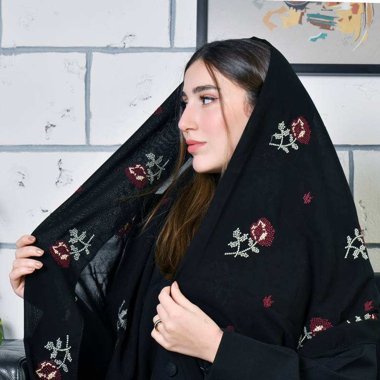 طرحة حرير سوداء بتطريز الروز الأحمراء