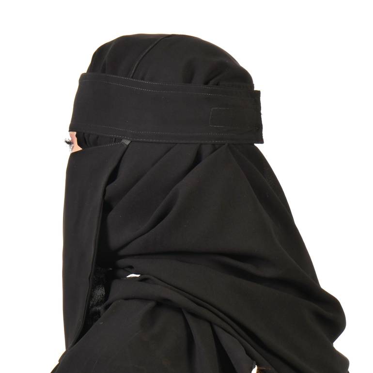 نقاب لاصق قصير بمطاط واحد