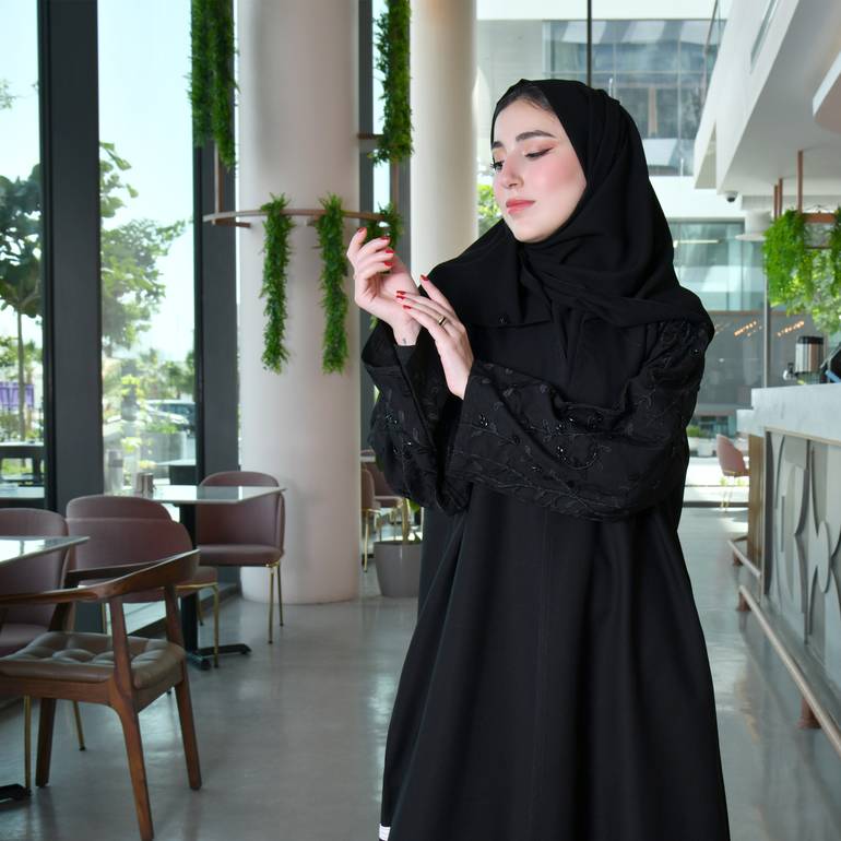 عباية لف سوداء مع تطريز وشك بارز على الأكمام 