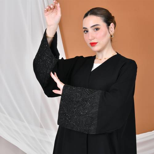 عباية لف سوداء بقصة انسيابية بكم واسع مزين بكلفة راقية