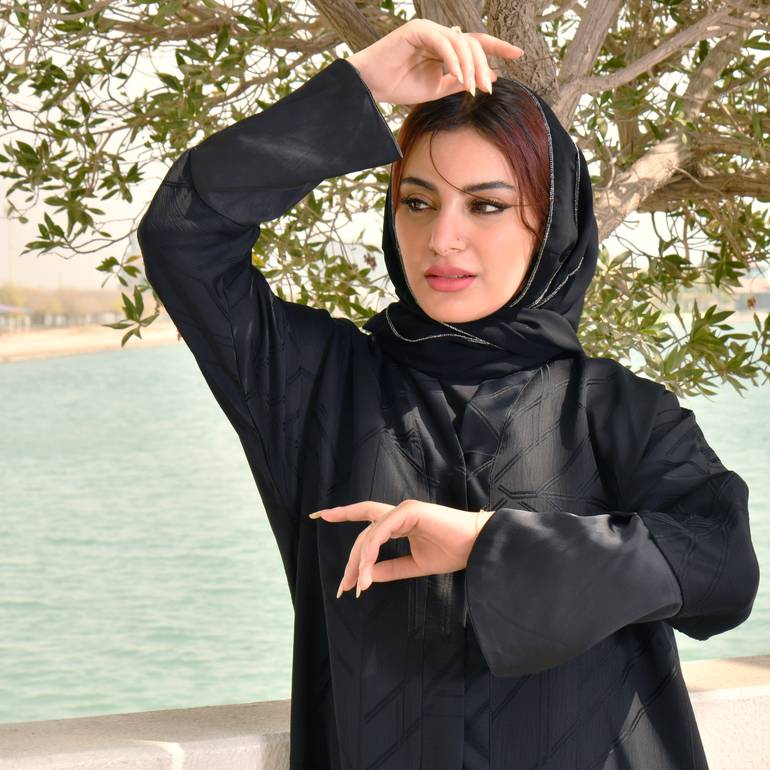 عباية مغلقة بطقطق بقماش صيفي بارد مزين بأشكال عشوائية متداخلة وكم بتلات الزهرة الحريرية 