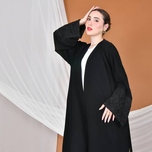 عباية لف سوداء بقصة انسيابية بكم واسع مزين بكلفة راقية