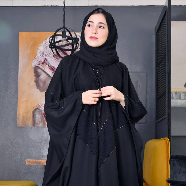عباية لف بتداخل ثلاثة اقمشة السهم المحدد بالقيطان بقصة واسعة 