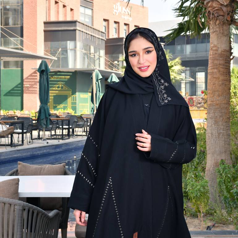 عباية لف نسائية مع تطريز سهمي ذهبي ناعم