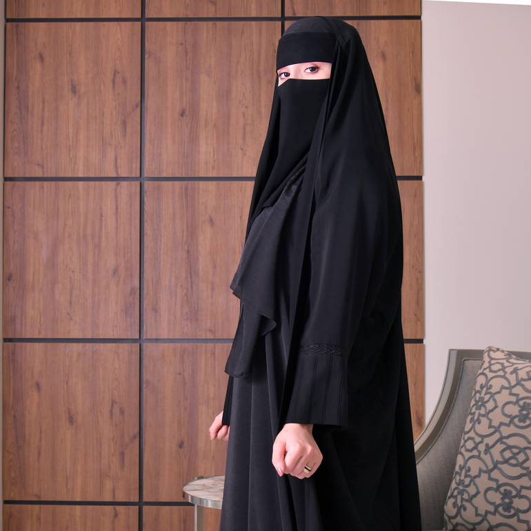 عباية راس مفتوحة مع كم مقلم مع تطريز