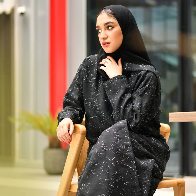 عباية لف مع تطريز عشوائي على كافة العباية بالأسود و الفضي