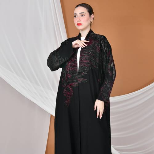 عباية لف سوداء بقصة انسيابية بتطريز ذهبي وعنابي مزينة بفصوص