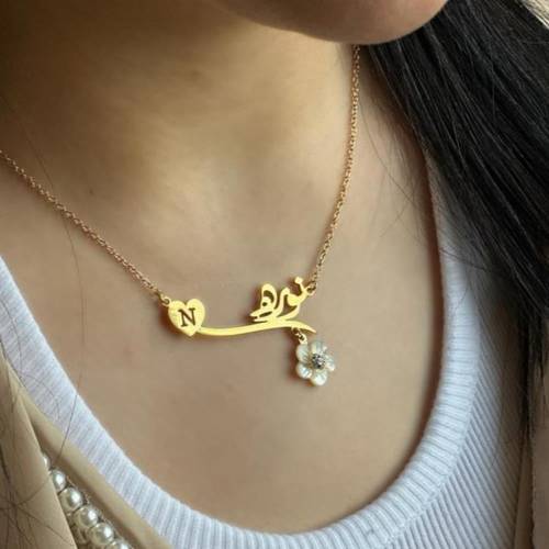 سلسال بالاسم مع حرف مطلي بالذهب ووردة أنيقة - لمسة من الرومانسية والفخامة
