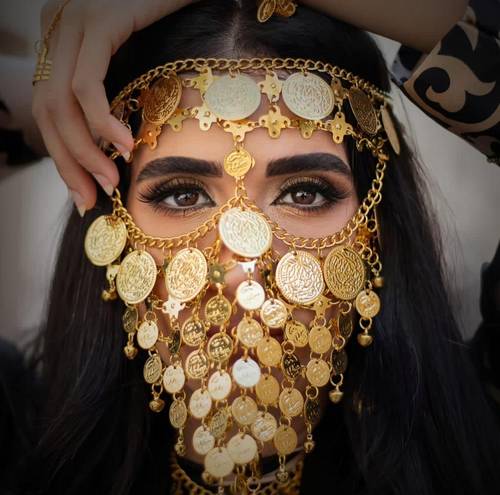 حجاب وجه أنيق بتعليقة عملة