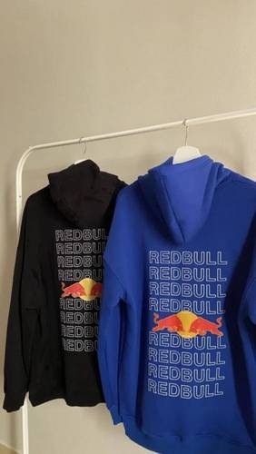 تميّز بإطلالة شبابية جريئة مع هودي Red Bull