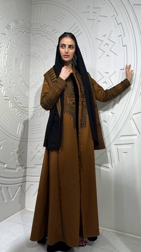 عباية جوخ تطريز كامل باللون الأسود 