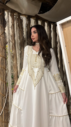 كريب أبيض بتطريز خيوط فضي وذهبي وشك يدوي باللؤلؤ الأبيض والذهبي 