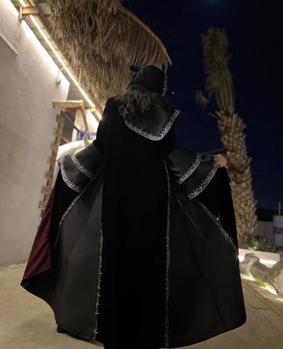 عباية مخمل أسود