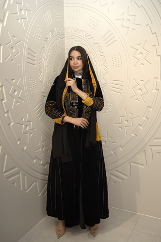 قطعة مخمل مطرزة بتطريز كامل 
