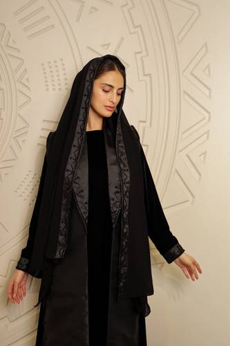 عباية تفته مطرزة بالخرز + فستان داخلي مخمل + طرحة 