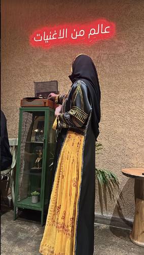 عباية تفته ايطالي مع تطريز كامل وبطانة اسود واطراف منديل اصفر
