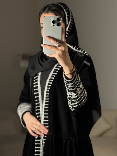 عباية مخمل أسود + تطريز بخيوط الزري و الخرز باللون الفضي + بطانة شيفون أسود 