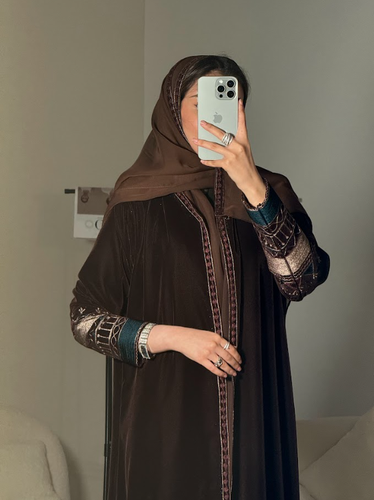 مخمل بني + بطانة بني + تطريز من الأمام و الخلف و الأيدي 