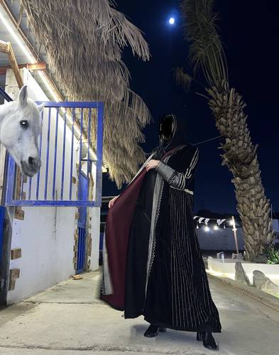 عباية مخمل أسود