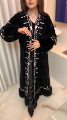 عباية مخمل ببطانة شيفون وفرو ايطالي 