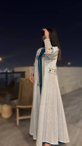عباية لينن يباني أبيض مطرزة بالزري والخرز + فستان داخلي 