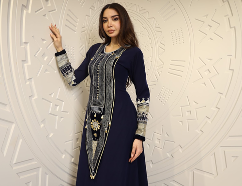 فستان كريب كحلي وقطعة مخمل مطرزة بالخيوط وشك يدوي بالخرز وايدي مخمل 