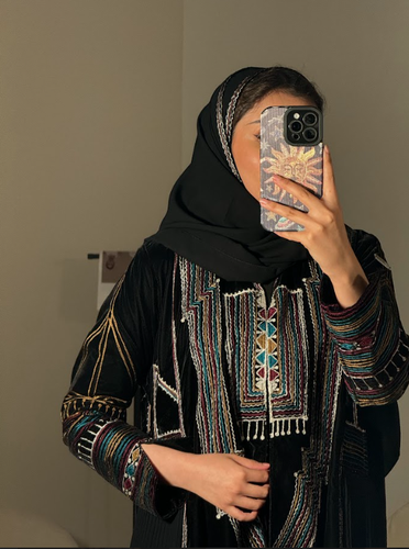 عباية مخمل + أطراف شيفون + تطريز كامل 