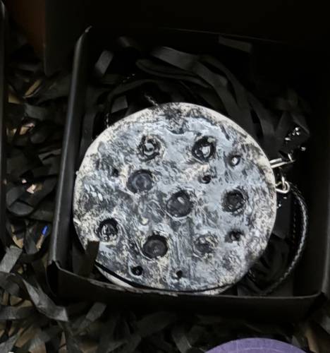 قلادة moon