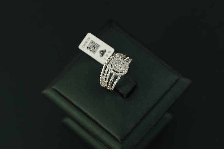 خاتم تونز ذهب ابيض تصميم الماس عيار18 الوزن ( 3.8 )