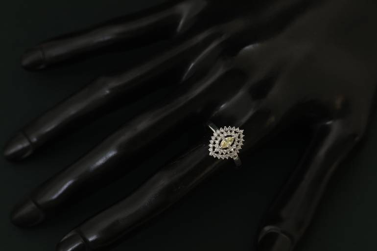 خاتم ذهب ابيض تصميم الماس عيار18 وزن2.67