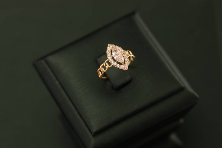 خاتم جنزير تصميم الماس عيار18 الوزن 1.43
