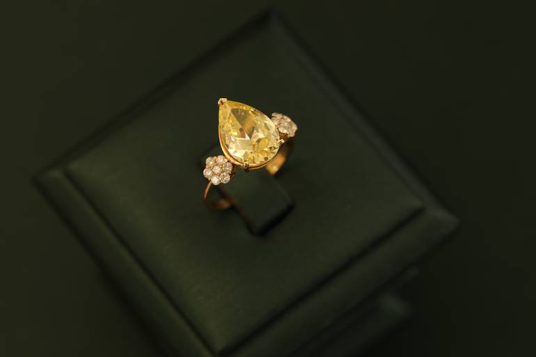 خاتم ذهب لون أصفر تصميم الماس عيار18 الوزن 3.99 g