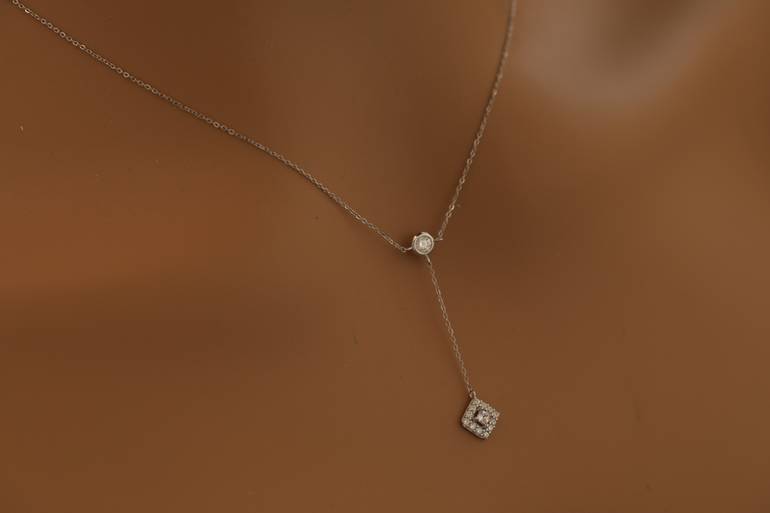 عقد ابيض تصميم الماس عيار18 وزن1.19