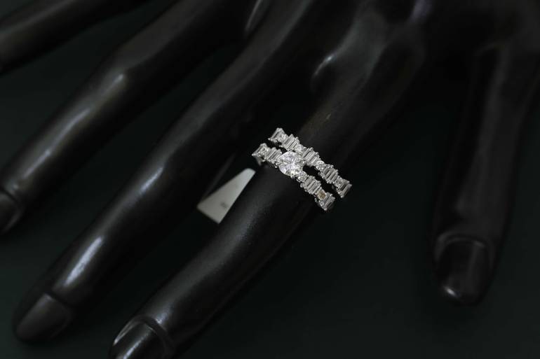 توينز ذهب ابيض تصميم الماس عيار18 الوزن 3.36 