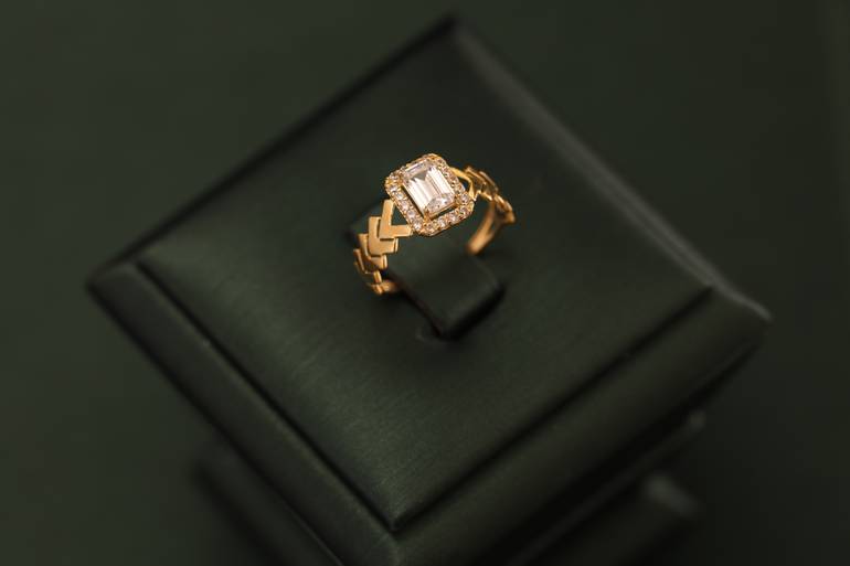 خاتم تصميم الماس عيار18 الوزن 1.42