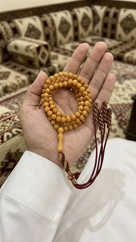 مسباح بكلايت فاخر كركمي معرق شبيه الكهرمان مع كروكشة عنابي تفصال – 99 حبة – حجم صغير