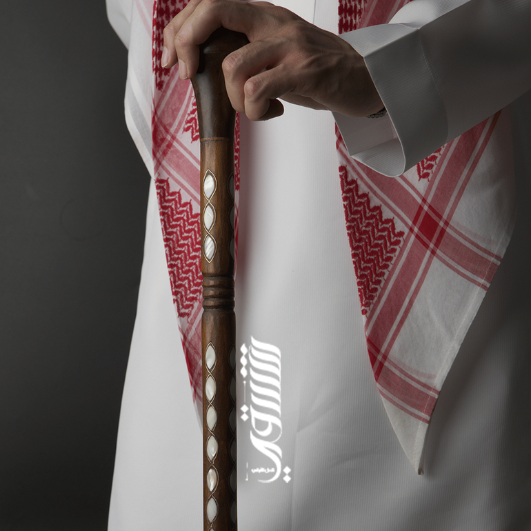 عصا مقبض سنديان مطعمة صدف ونحاس