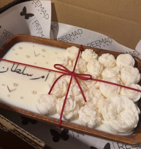 شمعة في قالب خشب