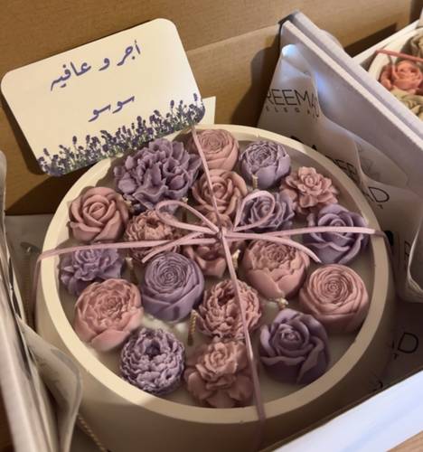 شمعة في قالب كونكريت مع عبارة Happy birthday 