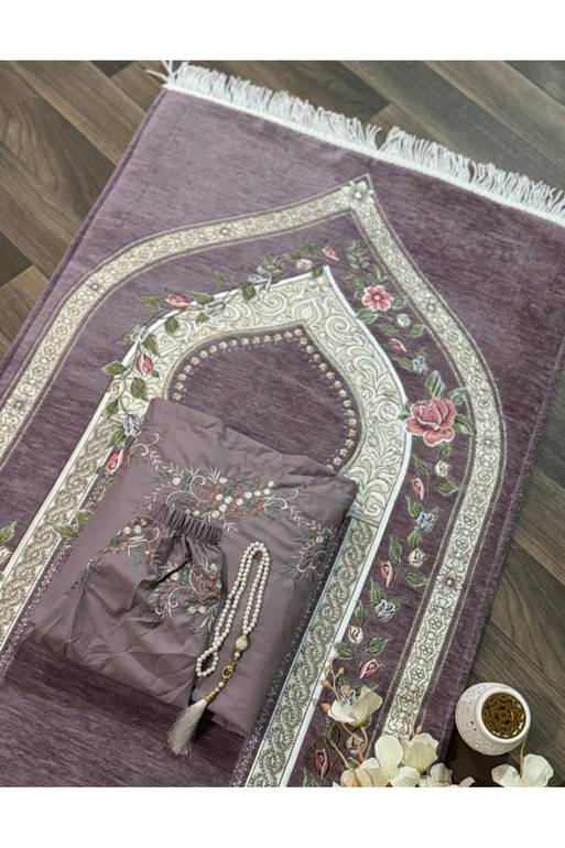 سجادة صلاة بنفسجية اللون مع حقيبة مطرزة ومسبحة.