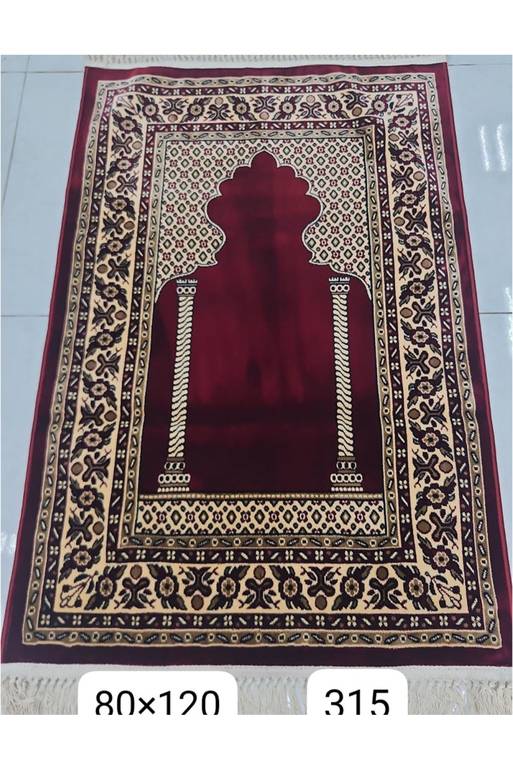 سجادة مخملية حمراء