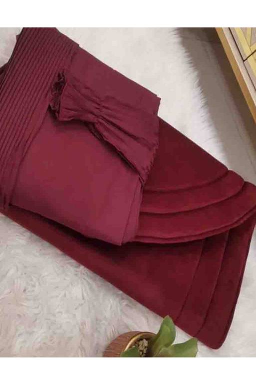 طقم صلاة مخملي بلون عنابي.