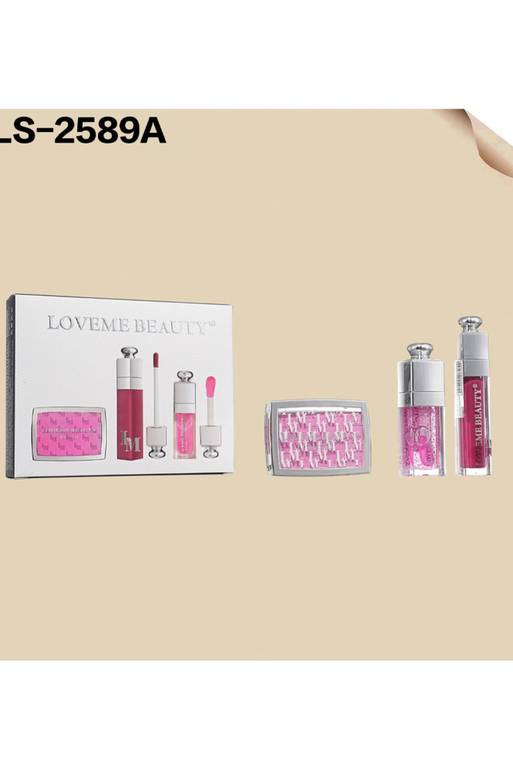 مستحضرات تجميل للشفاه من علامة LoveMe Beauty، وتتضمن المجموعة ملمع شفاه (Lip Gloss) وأحمر شفاه.
